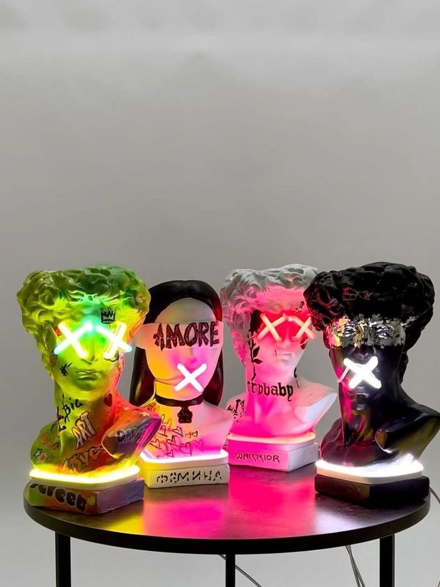 Brinquedos e objetos de neon coloridos sobre uma mesa redonda